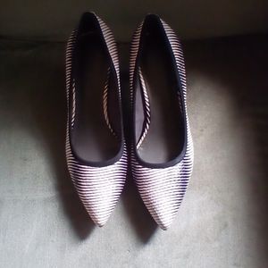 LORI GOLDSTINE COLLECTION Pumps